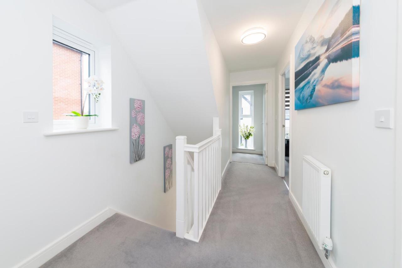 Greenfield Modern 3Br Home - Southcote Lane , เรดดิ้ง ภายนอก รูปภาพ