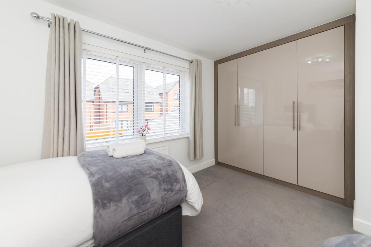 Greenfield Modern 3Br Home - Southcote Lane , เรดดิ้ง ภายนอก รูปภาพ
