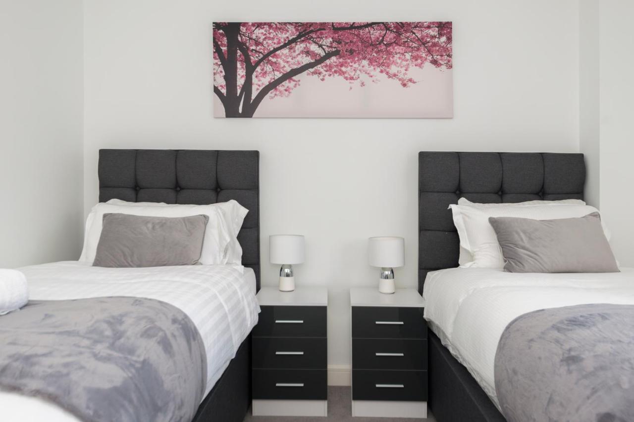 Greenfield Modern 3Br Home - Southcote Lane , เรดดิ้ง ภายนอก รูปภาพ